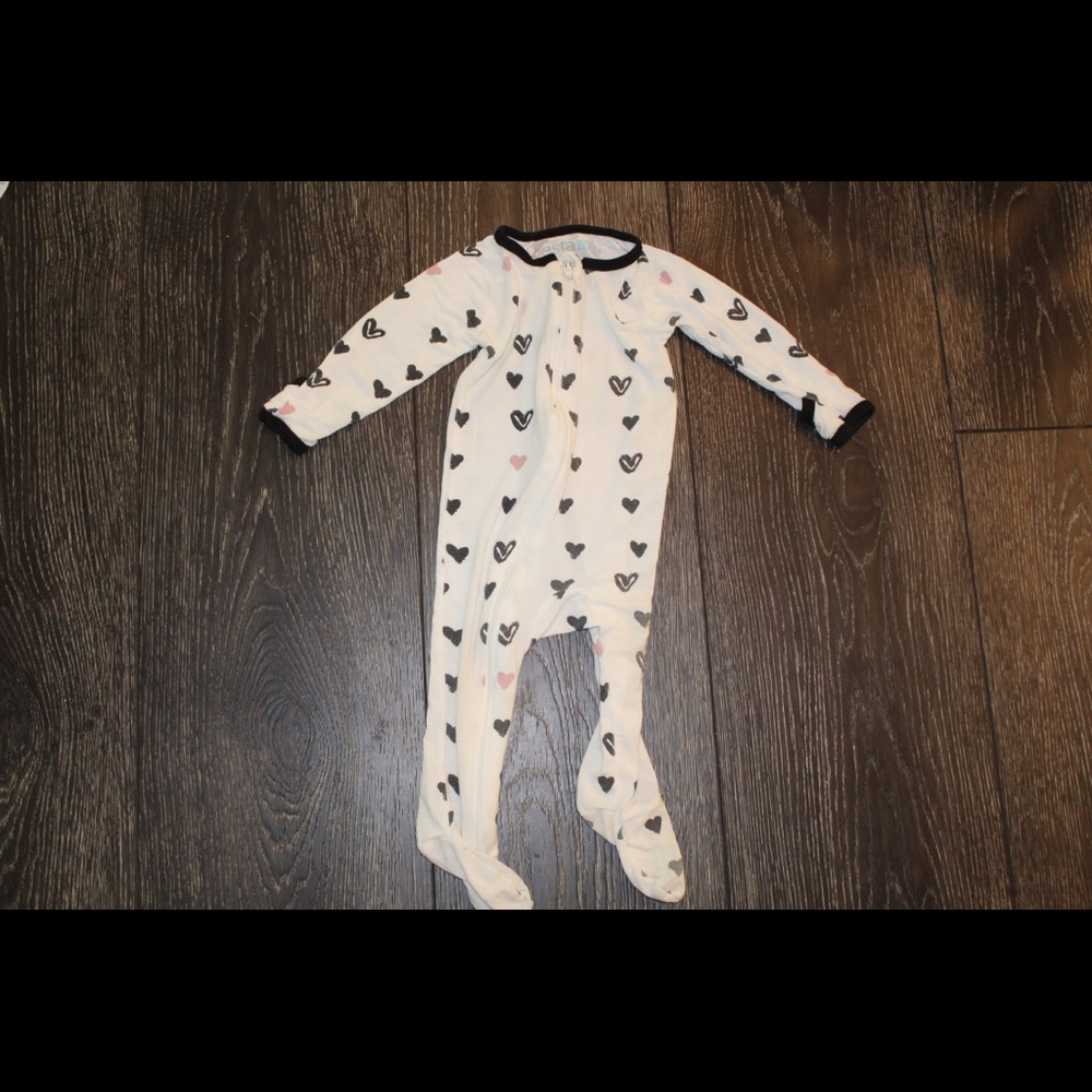 Bestaroo baby girl sleeper! Super comfortable!